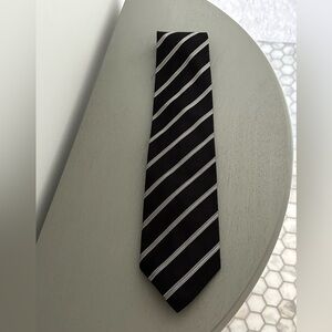 XMI Men’s 100% silk tie in black with silver stripe